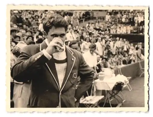 7 Fotografien Ansicht Berlin-Grunewald, Königsallee, Tennis-Spieler Gottfried von Cramm im LTTC Rot-Weiss Stadion