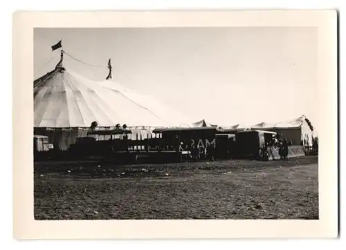 7 Fotografien unbekannter Fotograf, Ansicht London, Bertram Mills Circus, Zirkus-Zelt & Transportwagen