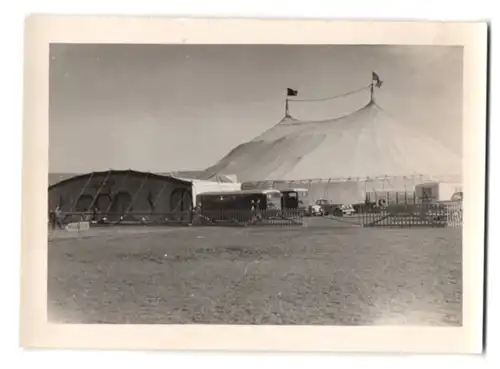 7 Fotografien unbekannter Fotograf, Ansicht London, Bertram Mills Circus, Zirkus-Zelt & Transportwagen