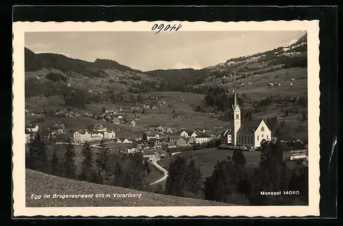 AK Egg im Bregenzerwald, Ortstotale mit der Kirche auf dem Hügel