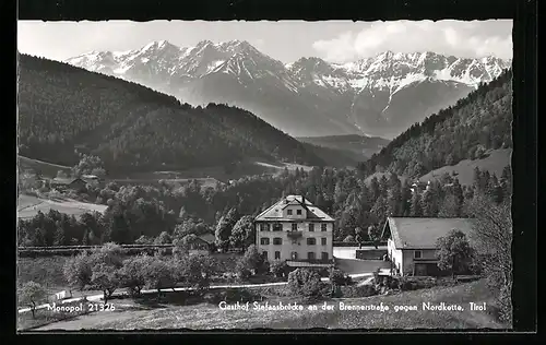 AK Schönberg im Stubaital, Gasthof Stefansbrücke an der Brennerstrasse gegen die Nordkette