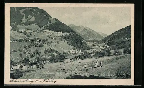 AK Dalaas am Arlberg, Bauern arbeiten auf dem Feld über dem Ort