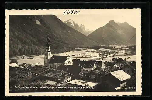 AK Fulpmes, Ortstotale mit Kirche und Blick gegen Zwölferspitze und Habicht im Stubaital