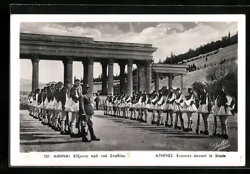 AK Athènes, Euzones devant le Stade, Wache am Stadion