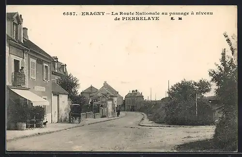 AK Eragny, La Route Nationale au passage à niveau de Pierrelaye