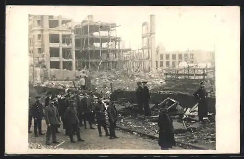 AK Lille, Soldaten in den Trümmern