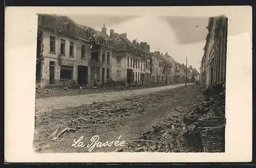 AK La Bassee, Ruinen an zerstörter Strasse