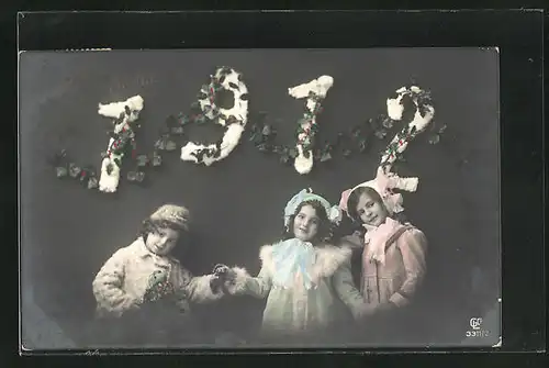 AK Mädchen stehen Hand in Hand unter der Jahreszahl 1912