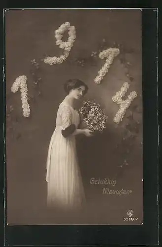 AK Blumen bilden die Jahreszahl 1914, Frau mit Blumenstrauss, Gelukkig Nieuwjaar!