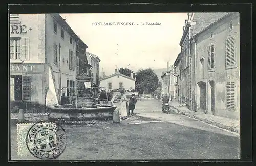 AK Pont-Saint-Vincent, La Fontaine, Strassenpartie am Brunnen
