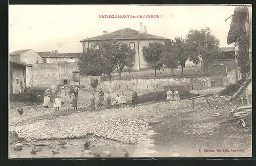 AK Bathelemont-les-Bauzemont, Passanten vor Häusern