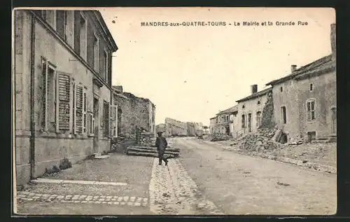 AK Mandres-aux-Quatre-Tours, La Mairie et la Grande Rue