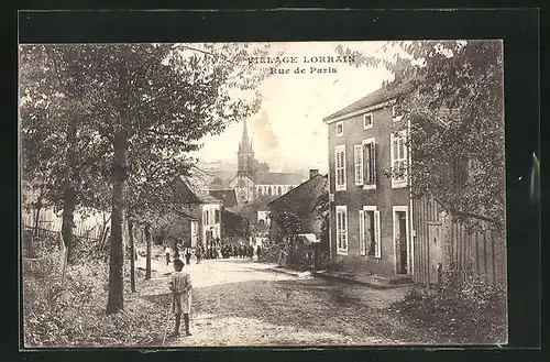 AK Lorrain, Rue de Paris, Maisons et Eglise