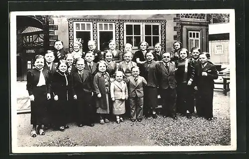 AK Paris, Exposition Internationale 1937, Esplanade des Invaliddes, un groupe de la population du Royaume de Liliput