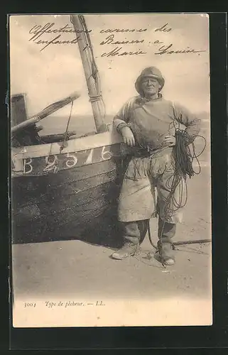 AK Fischer neben seinem Boot posierend