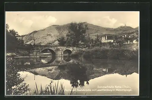 AK Kahla i. Thür., Saalebrücke mit Leuchtenburg im Wasserspiegel