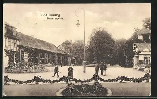 AK Bad Driburg, Passanten auf dem Brunnenplatz