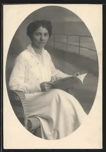 AK Junge Dame im Kleid liest Magazin