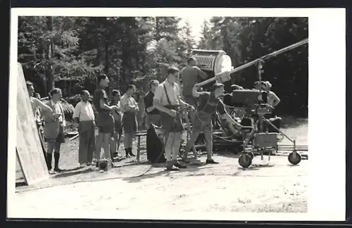 Foto-AK Filmcrew bei Filmaufnahmen an einem Waldrand