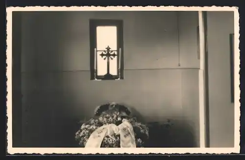 Foto-AK Aufgebahrter unter einem Fenster mit Kreuz und Kerzen