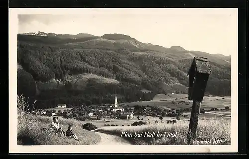 AK Rinn bei Hall in Tirol, Gesamtansicht, Mutter mit Sohn am Wegekreuz