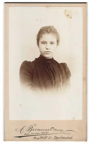 Fotografie A. Brouwer, Dortmund, Burg Wall 21, Bürgerliches Fräulein mit lockigem Haar