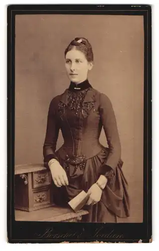 Fotografie Borschel & Jordan, Dortmund, am Königswall 10, Zierliches Fräulein im taillierten Kleid