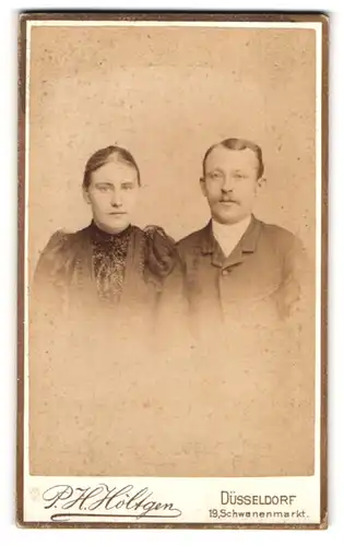 Fotografie P.H. Holtgen, Düsseldorf, Schwanenmarkt 19, Bürgerliches Paar im Sonntagsstaat