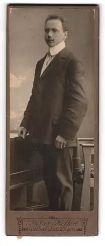 Fotografie Atelier Meffert, Salzungen, Junger Herr mit Zwicker im Anzug