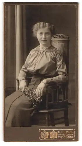 Fotografie C. Remde, Eisenach, Junge Frau mit Blumenstrauss im Stuhl