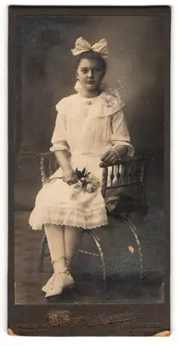 Fotografie H. Billigmann, Lüdenscheid, Altonaerstrasse 6, Mädchen mit Schleife im Haar im weissen Kleid