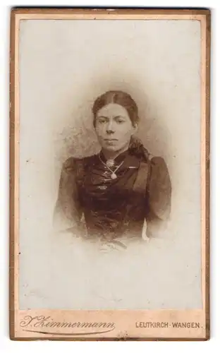 Fotografie J. Zimmermann, Leutkirch-Wangen, Junge Frau mit Mittelscheitel und Medaillon