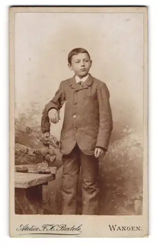 Fotografie F. H. Bertele, Wangen, Knabe im Anzug mit langen Hosen