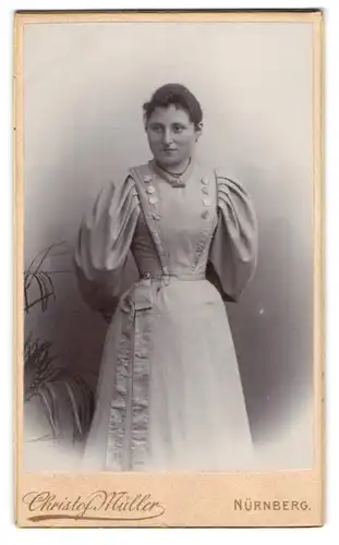 Fotografie Christof Müller, Nürnberg, Deutschherrnstrasse 3, Junge Dame im taillierten Kleid mit Puffärmeln