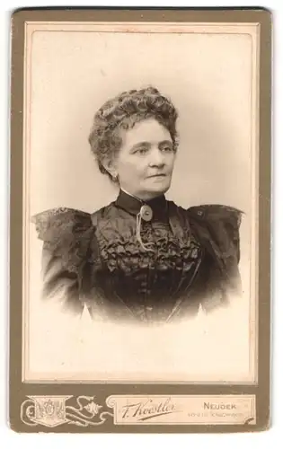 Fotografie Franz Koestler, Neudek, Ältere Dame mit Lockenfrisur und Kragenbrosche mit Kette