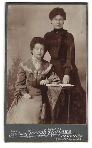 Fotografie Joseph Nathan, Hagen i. W., Elberfelderstrasse 45, Zwei elegante junge Damen in festlichen Kleidern