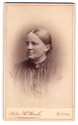 Fotografie H. Strube, Zittau, Lessingstrasse 14, Blonde Dame mit Haarknoten und Brosche