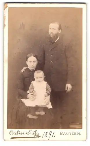 Fotografie Atelier Süss, Bautzen, Mutter mit Kleinkind auf dem Schoss neben Familienvater mit langem Bart