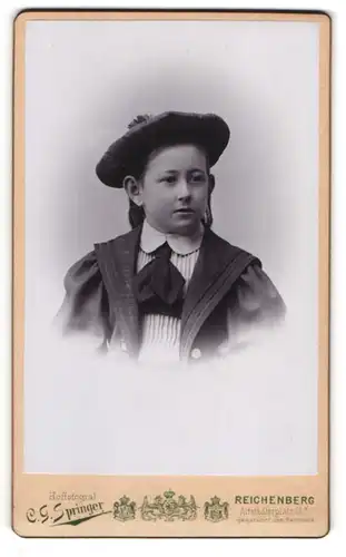 Fotografie Carl G. Springer, Reichenberg i. B., Altstädterplatz 12a, Junge Dame mit elegantem Hut und Plissée-Bluse