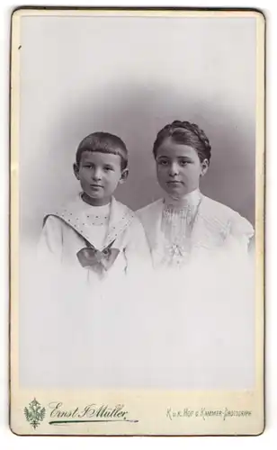 Fotografie E. J. Müller, Reichenberg, Bismarck-Platz 16, Knabe mit Pony und Mädchen mit Gretchenfrisur in Sommerkleidung