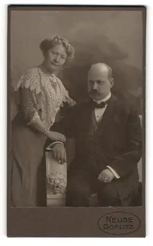 Fotografie C. Neuse, Görlitz, Blumenstrasse 8, Dame mit ondulierten Haaren und Spitzenstola mit Herrn im Dreiteiler