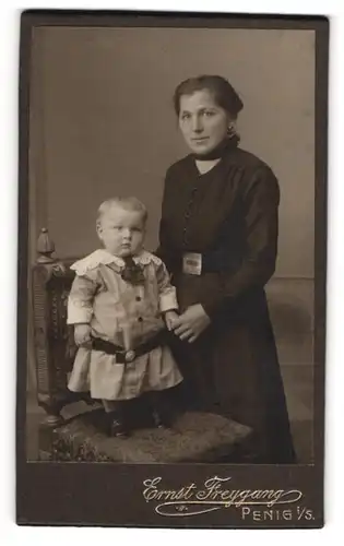 Fotografie Ernst Freygang, Penig i. S., Elegante junge Mutter mit Kleinkind im Kleidchen, Gürtel