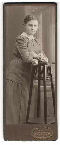 Fotografie Hermann Luh, Seifhennersdorf i. S., Junge Dame im hellen Kleid mit weissem Kragen und rundem Gesicht