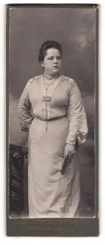 Fotografie E. Hartzendorff, Berlin, Dunkelhaarige Junge Dame in hellem Kleid mit weiten Ärmeln und Schmuck