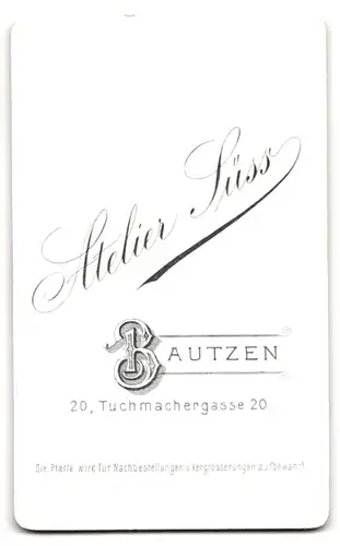 Fotografie Atelier Süss, Bautzen, Tuchmachergasse 20, Bürgerliches Paar in dunkler Kleidung am Lächeln