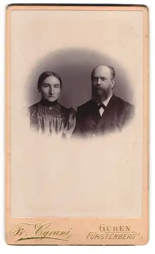 Fotografie Fr. Cyrani, Fürstenberg a. O., Älteres bürgerliches Paar in schwarzer Kleidung mit Kette und Vollbart