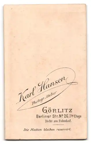 Fotografie Karl Hansen, Görlitz, Berlinerstr. 26, Bürgerliches Paar in schwarzer Kleidung mit Brosche und Krawatte