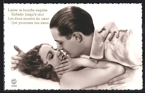 Foto-AK P. C. Paris: Liebespaar in zärtlicher Umarmung