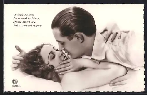 Foto-AK P. C. Paris: Liebespaar in zärtlicher Umarmung