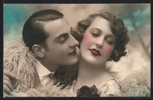 Foto-AK P. C. Paris: Liebespaar in inniger Umarmung